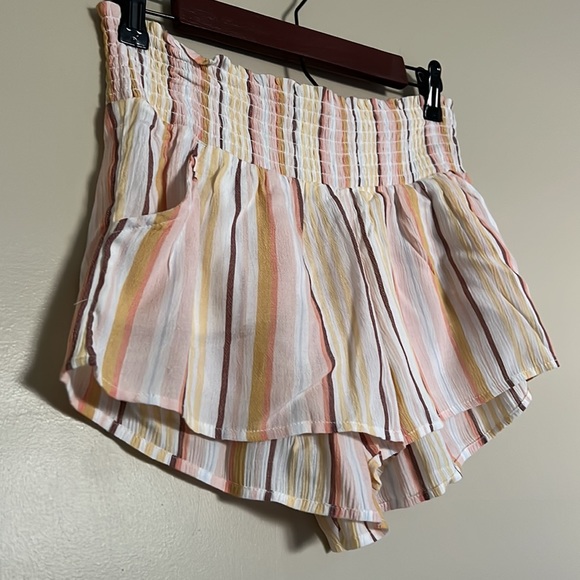 Billabong Shorts - Picture 3 of 9